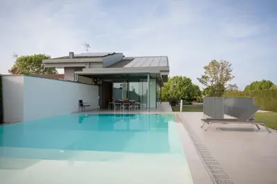 Piscina di LUXURY VILLA RUBIN with Jacuzzi POOL GYM & SPA near Venice and Padua o nelle vicinanze