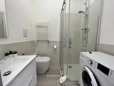 Bagno di Appartamento ai Portici di Via Savonarola