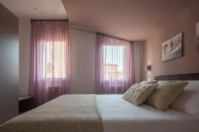 Letto o letti in una camera di Sant'Aponal Cozy Apartment with Balcony R&R