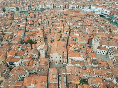 Vista generica su Venezia o vista sulla città dall'interno dell'appartamento