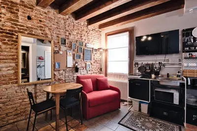 Cucina o angolo cottura di Storico alloggio fronte piazza in Borgo Portello