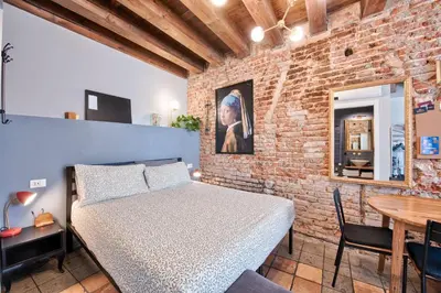 Letto o letti in una camera di Storico alloggio fronte piazza in Borgo Portello