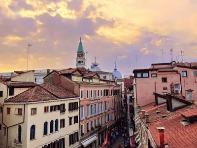 Vista generica su Venezia o vista sulla città dall'interno dell'appartamento