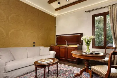 Area soggiorno di Empress Theodora Apartments