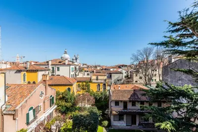 Vista generica su Venezia o vista sulla città dall'interno dell'appartamento