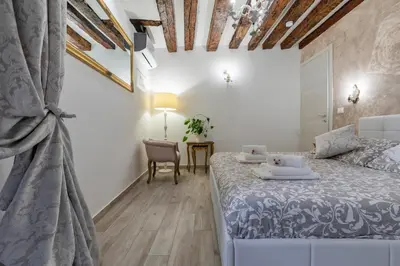 Letto o letti in una camera di Con giardino privato, in centro, vicino stazione