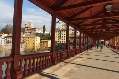 Vista generica su Bassano del Grappa o vista sulla città dall'interno dell'appartamento
