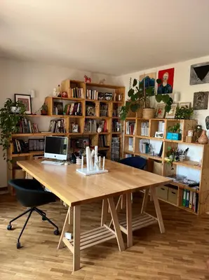 Biblioteca nella stanza in casa privata