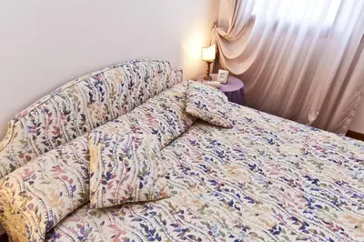Letto o letti in una camera di Elegant Apartment with Lift in 17th-Century Palace, Walk to St Marks Square