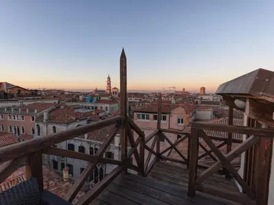 Vista generica su Venezia o vista sulla città dall'interno dell'appartamento