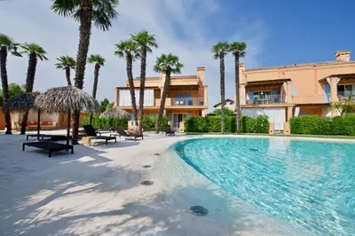 Piscina di Laguna Village Apartments o nelle vicinanze