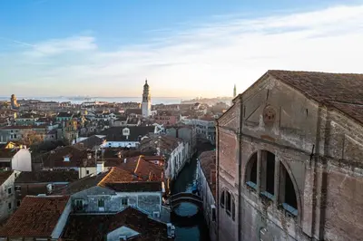 Vista generica su Venezia o vista sulla città dall'interno dell'appartamento