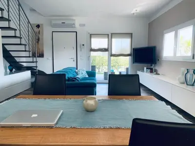 TV o dispositivi per l'intrattenimento presso Casa al mare, moderna con piscina e giardino!