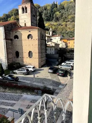 Vista generica sulle montagne o vista sulle montagne dall'interno dell'appartamento