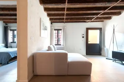 Letto o letti in una camera di Ca' Ferrando, brand new apartment, experienced host!