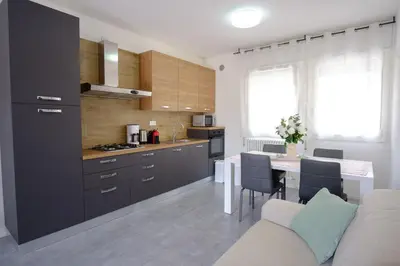 Cucina o angolo cottura di RESIDENCE LA TORRE appartamento FLOWER free parking
