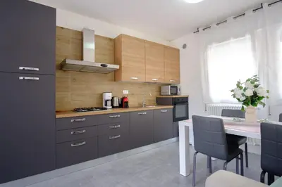 Cucina o angolo cottura di RESIDENCE LA TORRE appartamento FLOWER free parking