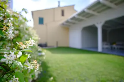 Giardino di RESIDENCE LA TORRE appartamento FLOWER free parking