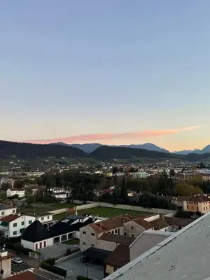 Vista generica sulle montagne o vista sulle montagne dall'interno dell'appartamento
