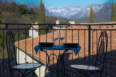 Vista generica sulle montagne o vista sulle montagne dall'interno dell'appartamento