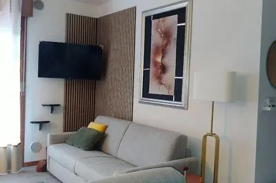 TV o dispositivi per l'intrattenimento presso Art-Apart LT appartamento con giardino privato