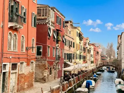 Vista generica su Venezia o vista sulla città dall'interno dell'appartamento