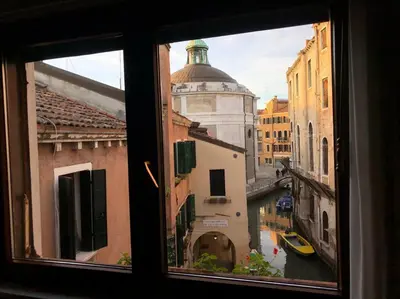 Vista generica su Venezia o vista sulla città dall'interno dell'appartamento