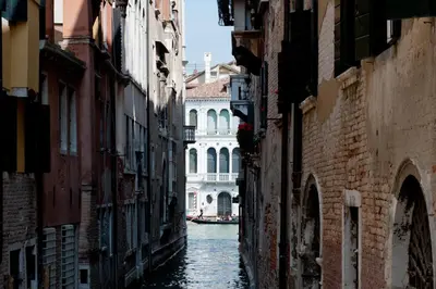 Vista generica su Venezia o vista sulla città dall'interno dell'appartamento