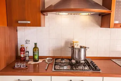 Cucina o angolo cottura di Seaside serenity flat with outdoor pool