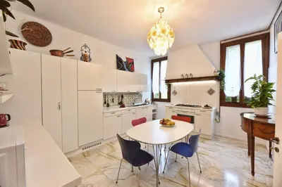 Cucina o angolo cottura di Soderini Splendor: First Floor Palazzo Charm at Castello Square