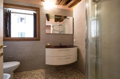 Bagno di Lovely flat with canal view near Rialto Bridge