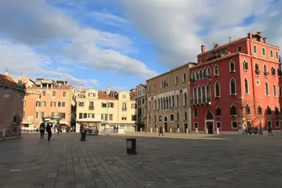 Vista generica su Venezia o vista sulla città dall'interno dell'appartamento