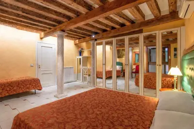 Letto o letti in una camera di Sant'Angelo - Fenice Apartments in Venice