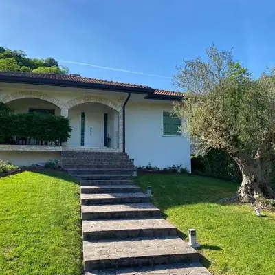 Welc-ōM Luxury Hillside Retreat