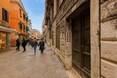 Ospiti di Corte sconta