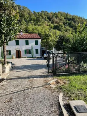 Vista generica sulle montagne o vista sulle montagne dall'interno della casa vacanze