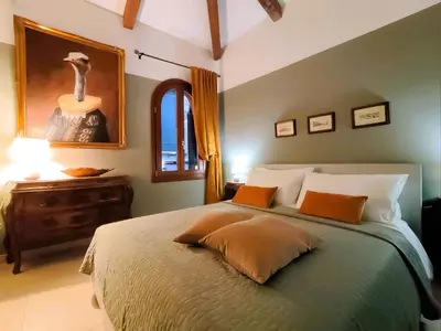 Letto o letti in una camera di La Serenissima San Marco - Elegant 2BR with Roof Terrace