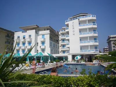 Piscina di Hotel Heron o nelle vicinanze