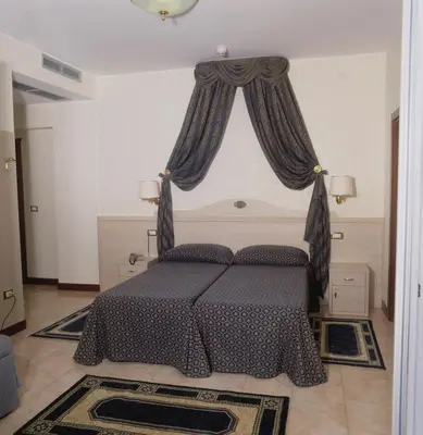 Letto o letti in una camera di Hotel Caravelle&MiniCaravelle