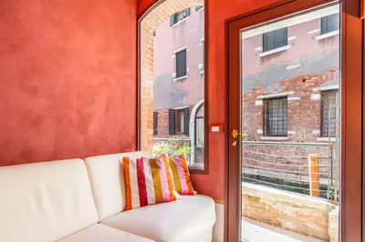 Area soggiorno di Appartamento di lusso con terrazza sull'acqua