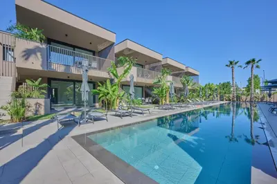 Piscina di Sun Village Apartments o nelle vicinanze