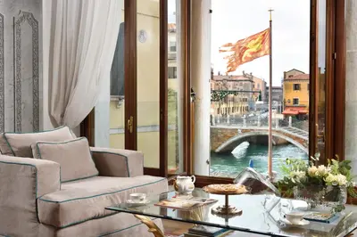Area soggiorno di Swan DolceVita Prestige Stay - Canal View & Exclusive Experience