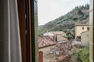 Vista generica sulle montagne o vista sulle montagne dall'interno del bed & breakfast
