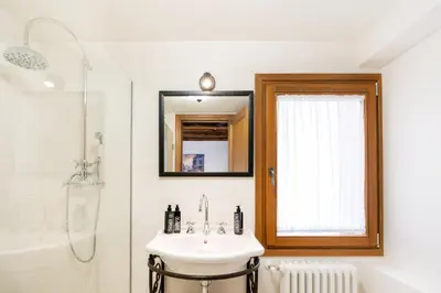 Bagno di 5 minuti da Rialto, intera palazzina Veneziana