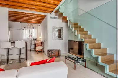 Area soggiorno di Three Floors Home