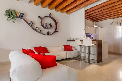 Cucina o angolo cottura di Three Floors Home