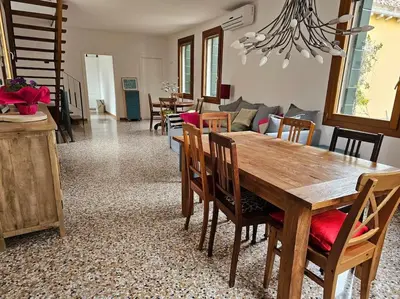 Area soggiorno di Casa Rossa vista canale