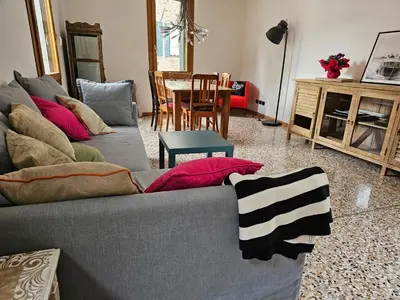 Area soggiorno di Casa Rossa vista canale