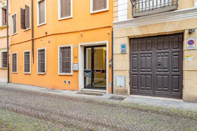 Facciata o entrata di GuestHost - Padova Central and Functional Studio!