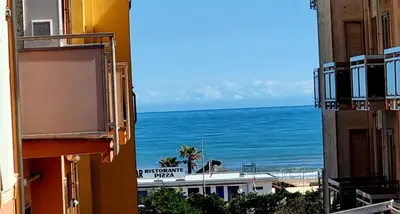 Vista generica sul mare o vista sul mare dall'interno dell'appartamento